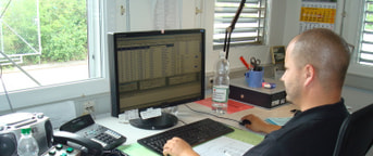 Mann arbeitet am Computer Mann arbeitet am Computer